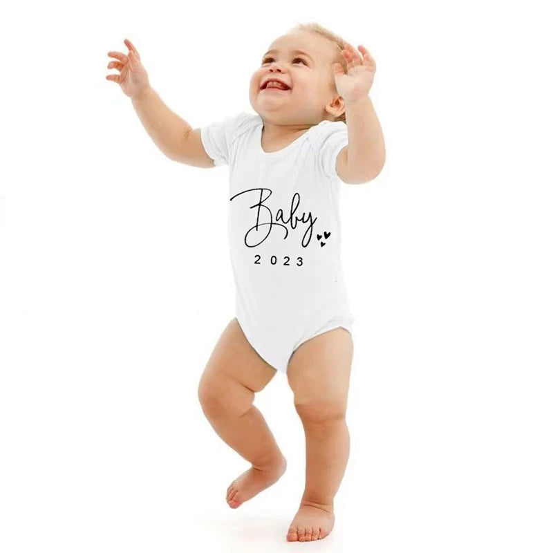 Body Bebé Unisex "Mom + Dad = Me" (Varios Colores)